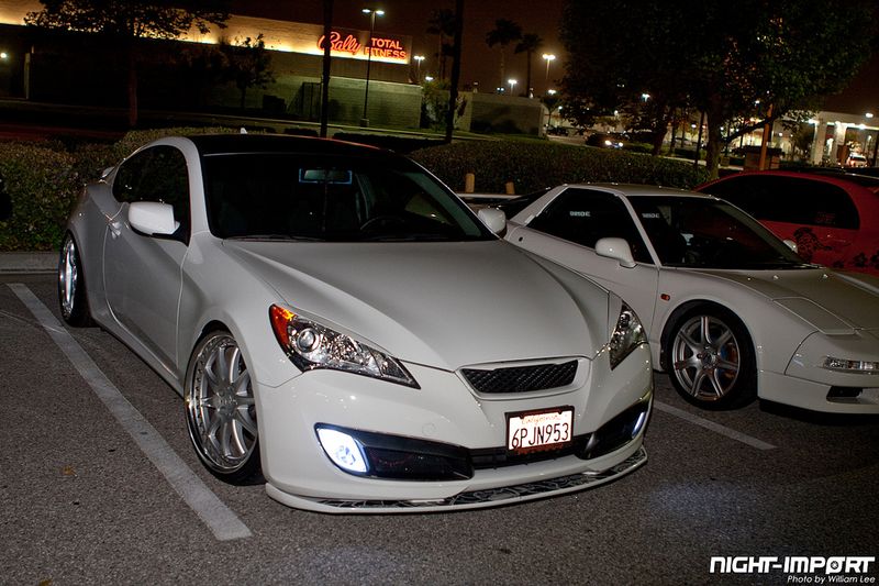 Большая тюнинг-тусовка собралась на открытии фургонов фастфуда (89 фото)