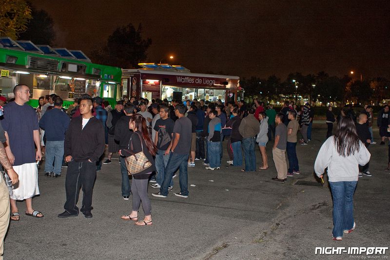 Большая тюнинг-тусовка собралась на открытии фургонов фастфуда (89 фото)