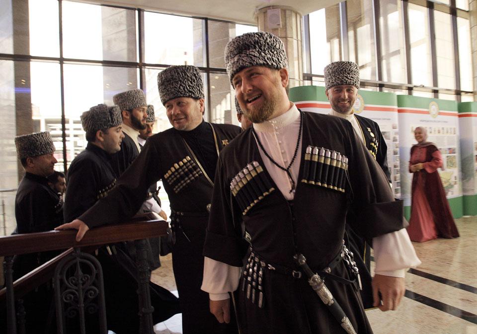 Кумыков нальчик. Куначество осетин. Чеченский национальный костюм. Традиционный чеченский костюм. Национальная Чеченская одежда мужская.