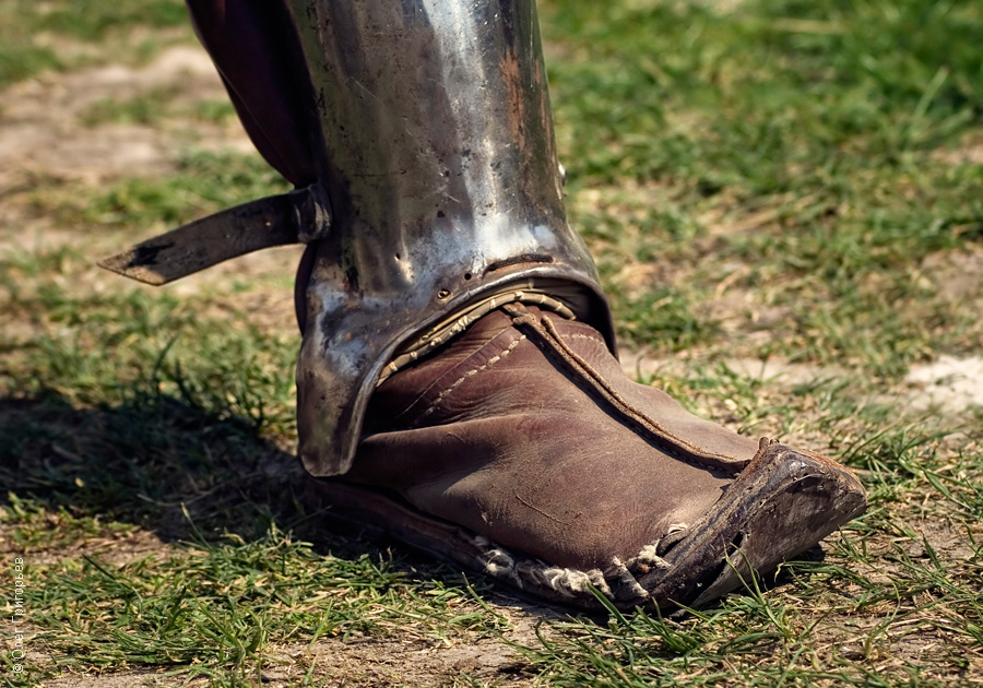 Средневековые туфли. Средневековая обувь. Ботинки средневековья. Обувь средневековья мужская. Средневековые сапоги.