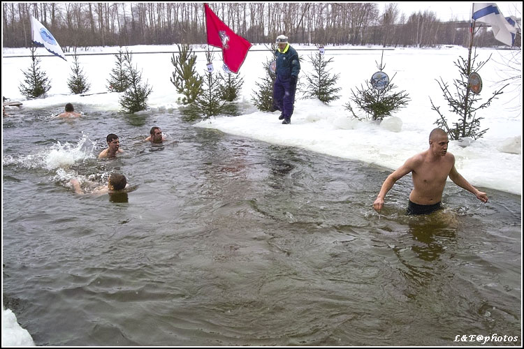 Зимние купания голых девушек нудисток в проруби (30 фото)