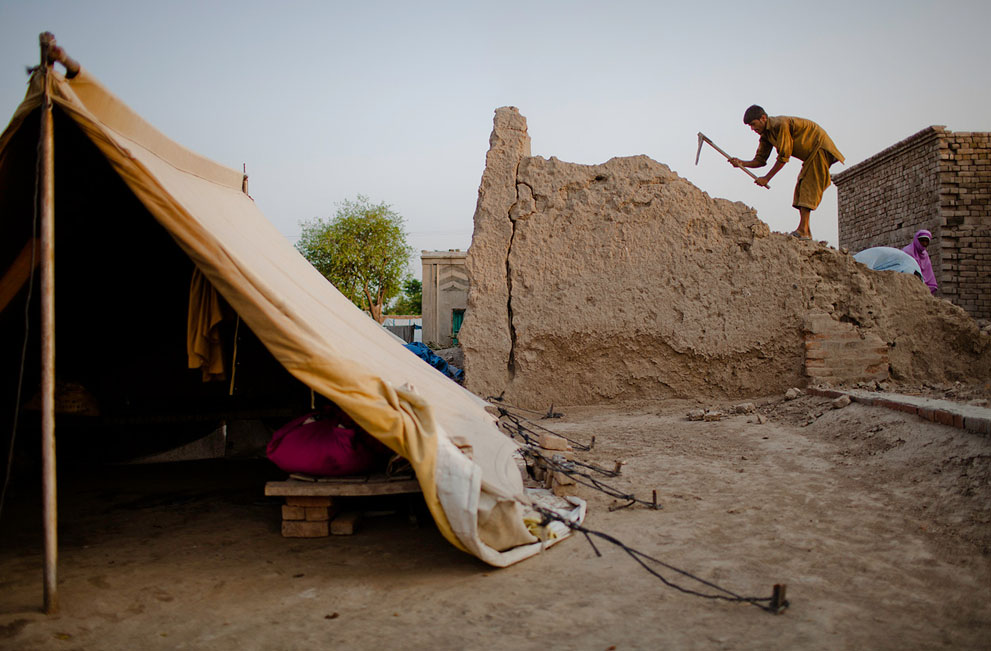 Пакистан как живут. Пакистан жизнь простых людей. Пакистан женщины как живут. Фотография, где девушка находится под руинами дома после наводнения.