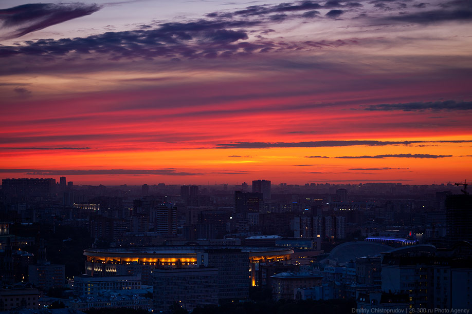 Время заката в москве. Закат на крыше. Вид с крыши закат. Вид на город закат. Закат в Москве.