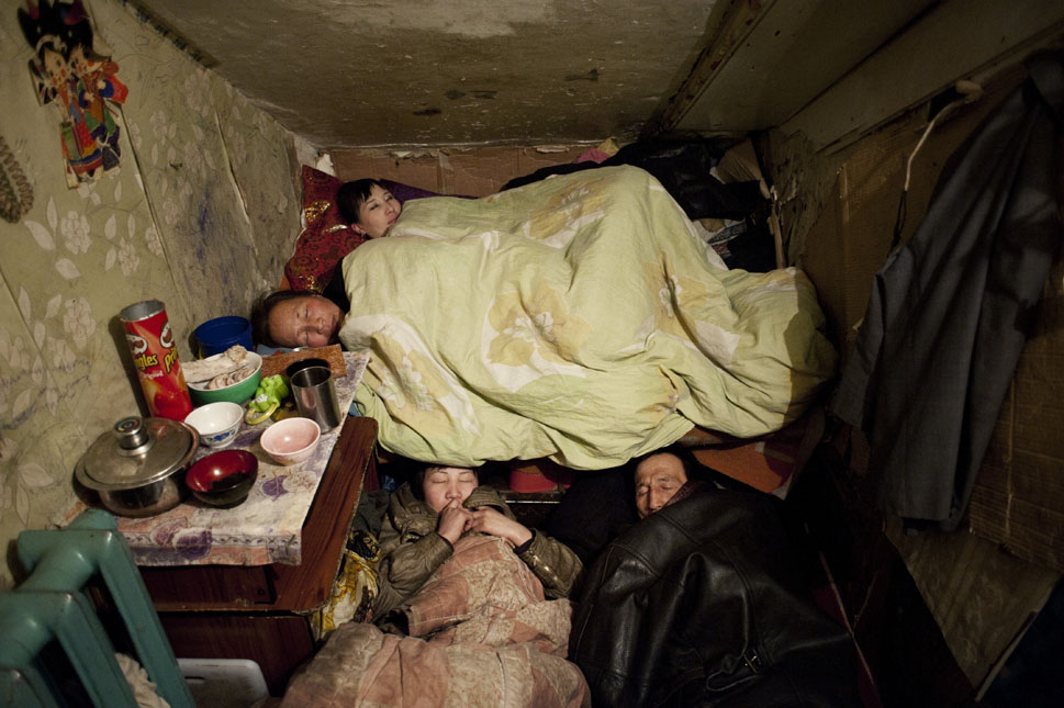 Дом бедной семьи. Улан Батор трущобы. Бедная семья. Тыва нищета. Нищета в квартире.
