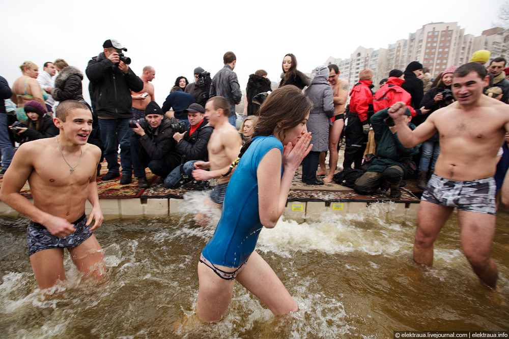 Парни купаются видео. Пацаны купаются на крещение. Зимние купания в Киеве. Крещение купание пацаны. Крещение Киева.