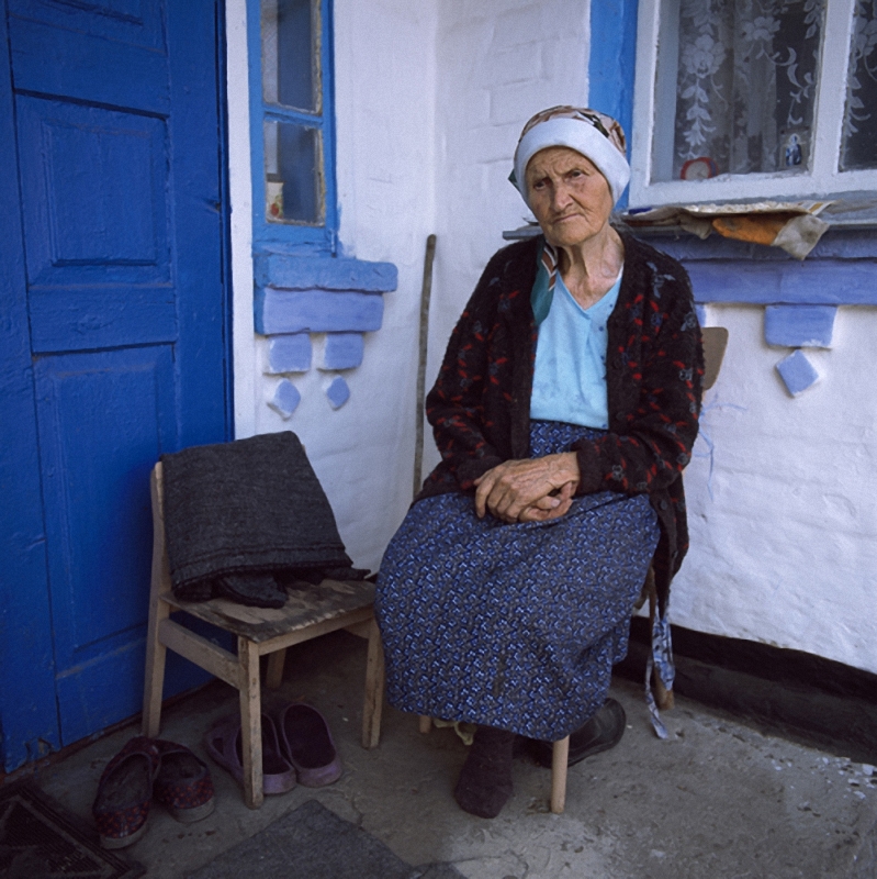 Дома старой женщины. Деревенские жители. Бабушка в деревне. Бабушка сидит. Одежда бабушек в деревне.