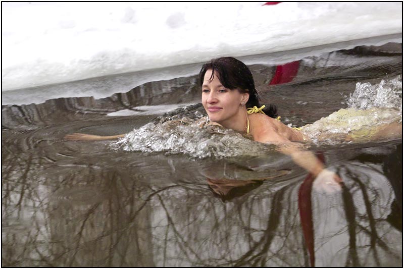 Тетка моется. Купание женщин. Жена купается нагишом в реке. Женщины купаются в реке.