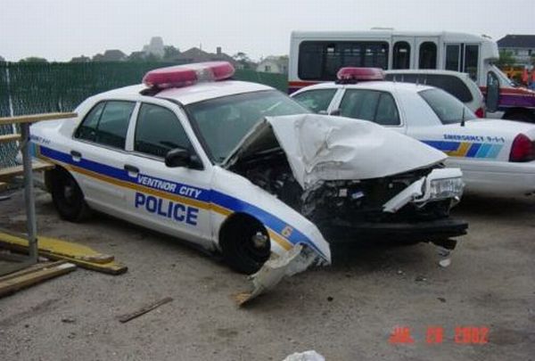 Разбитые полицейские машины. Разбитая машина полиции. Разбитые милицейские машины. Ломаные машины полиции.