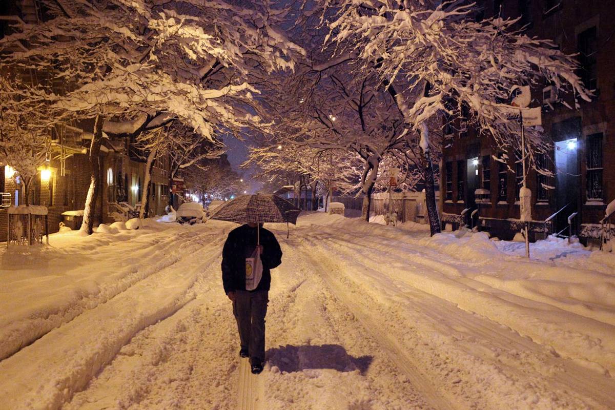 Поздний зимний вечер. Деревня зимой ночью. Зима улица с людьми вечер. Человек зима ночь. Человек зима вечер.