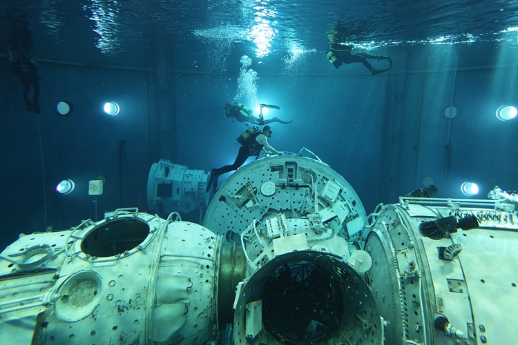 Мир затопили в тихом океане. Станция мир под водой. Затонувший космический корабль. Космический корабль под водой. Космическая станция мир на дне.