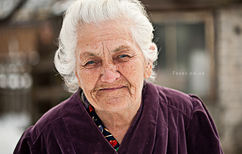 Бабушка какое лицо. Лицо бабушки. Старая бабушка. Старое лицо. Седая бабушка.